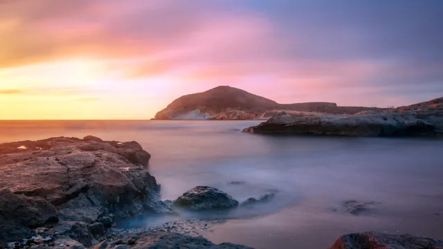 
                    Escapadinha entre colinas vulcânicas: A praia selvagem no Cabo de Gata
                