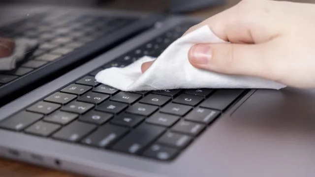 
                    Como limpar o teclado: Eis o que precisa e todos os passos
                