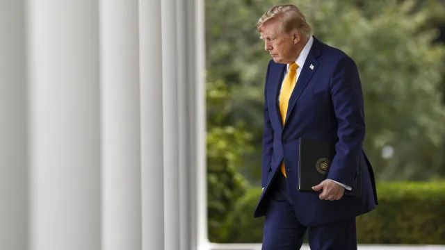 
                    Trump ameaça Irão se voltar a minar rota vital do petróleo
                