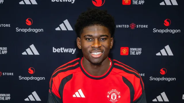 
                    Oficial: Camaronês Carlos Baleba é reforço do Manchester United
                