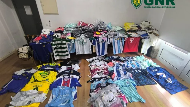 
                    Apreendidas 530 peças de vestuário em feira em Vieira do Minho
                
