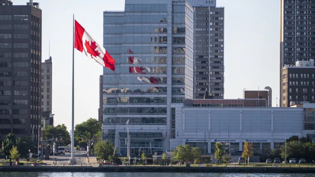 
                    Canadá contra-ataca EUA com tarifas sobre mais de 700 produtos
                