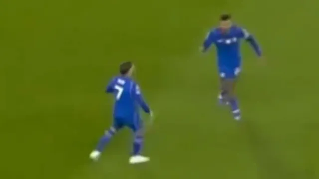 
                    Ambiente a escaldar no Chelsea. Pedro Neto mandou calar o capitão
                