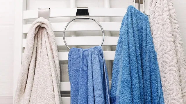 
                    Esqueceu-se de pendurar toalhas húmidas? Eis como remover o cheiro a mofo
                