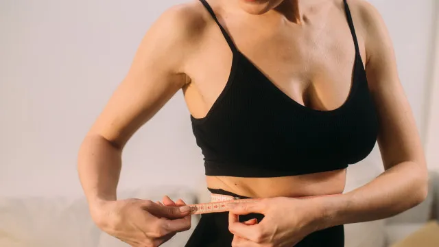 
                    Abdominais sentado ou em pé? Gastroenterologista faz revelação
                