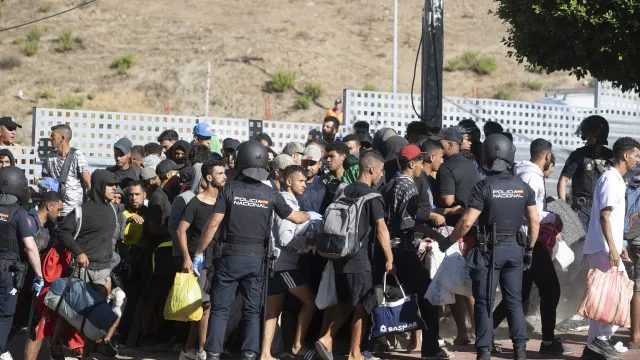 
                    Polícia espanhola realiza ações dissuasoras em praia de Ceuta
                