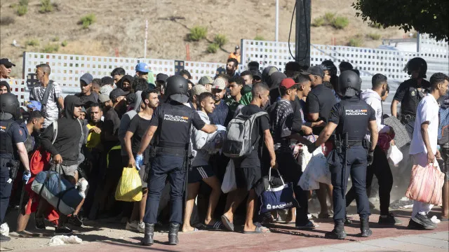 Polícia espanhola realiza ações dissuasoras em praia de Ceuta