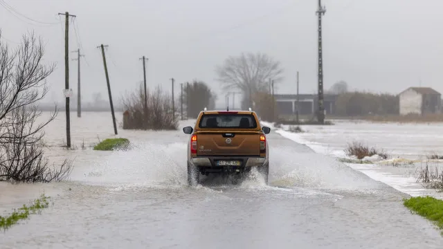 
                    Atenção à chuva e trovoada! Onze distritos do continente estão a amarelo
                