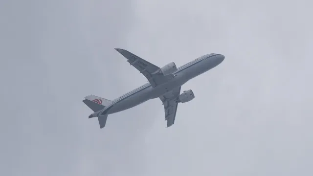 
                    Guerra e escassez de aviões reduzem para metade lucros das companhias
                