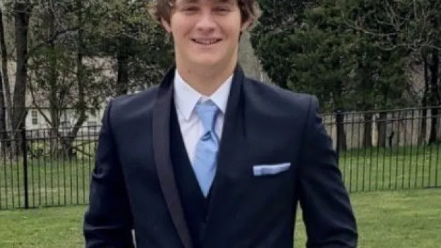 
                    Jovem de 22 anos morto pela polícia após enganar-se na morada de amigos
                