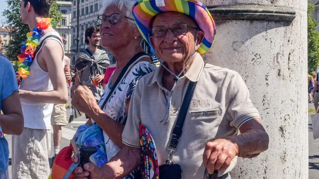
                    Barcelona cria residências LGBTI+ para que idosos não vivam no armário
                