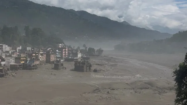 
                    Sismo causa inundação no Nepal. Contam-se 19 mortos e 384 desaparecidos
                