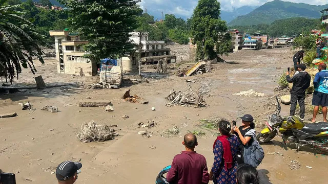 
                    Pelo menos oito pessoas morreram após enchente repentina no Nepal
                