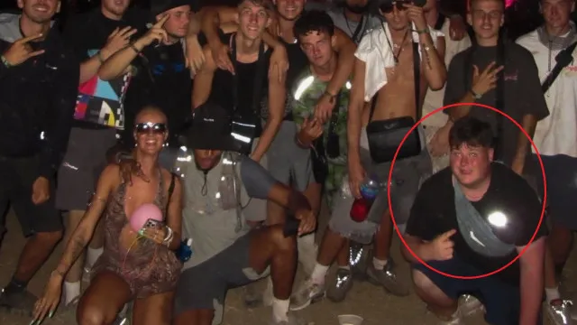 
                    Jovem autista vai a festival sozinho e tem a melhor semana da sua vida
                