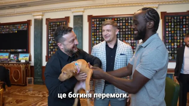 
                    Zelensky recebe cadela como presente de Terence Crawford: 