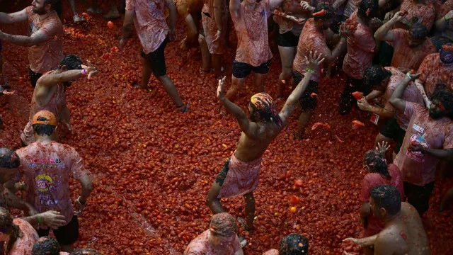 
                    Tomatina arranca com a sua 74.ª edição (e um recorde de tomates atirados)
                