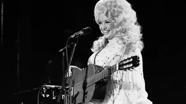 
                    Dolly Parton. As fotos e retrospetiva dos papéis mais icónicos
                