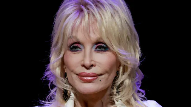
                    Dolly Parton tinha tatuagens discretas parra disfarçar cicatrizes
                