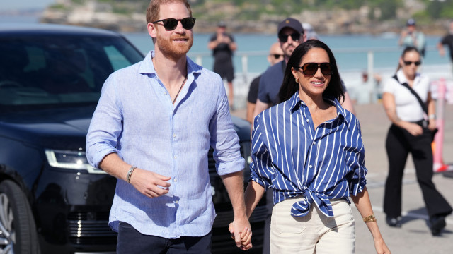 Príncipe Harry já aterrou no Reino Unido com Meghan e filhos