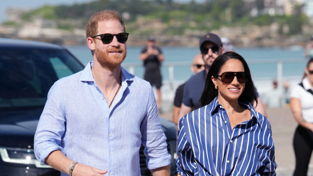 Príncipe Harry já aterrou no Reino Unido com Meghan e filhos