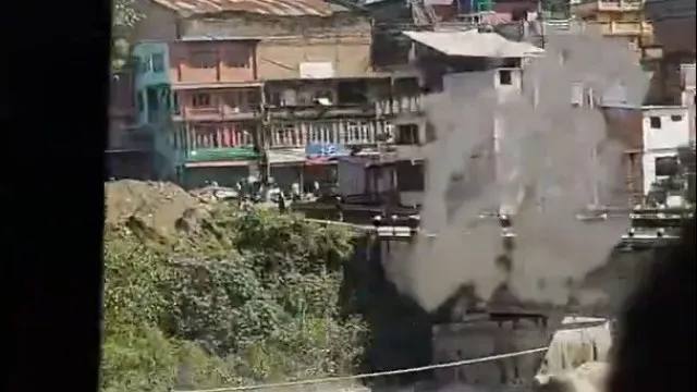 
                    Momento de pânico em autocarro quando rio transborda no Nepal. Veja
                