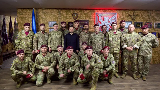 
                    Zelensky visita tropas na frente de combate na Ucrânia
                