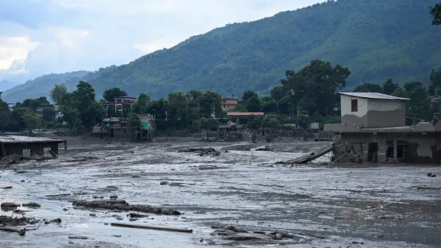 
                    Portuguesa entre as centenas de desaparecidos após inundações no Nepal
                
