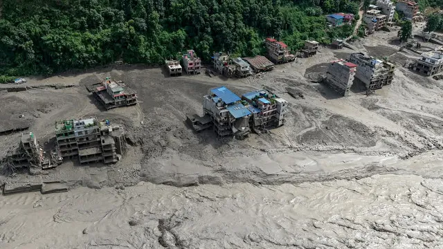
                    Sobe para 95 mortos balanço de enxurrada devastadora no Nepal
                