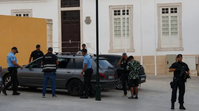 
                    PSP fiscaliza 29 estrangeiros em Portimão e notifica um para expulsão
                