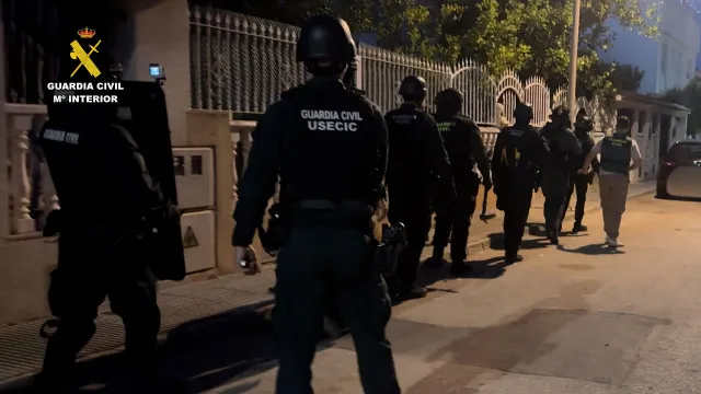 
                    Desmantelada rede de tráfico de droga em Espanha: Dez detidos após buscas
                