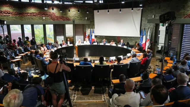 
                    França anuncia maior militarização para imigração na ilha de Mayotte
                