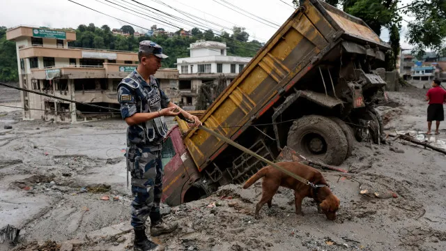 
                    UE duplica ajuda ao Nepal para dois milhões após cheias mortais
                