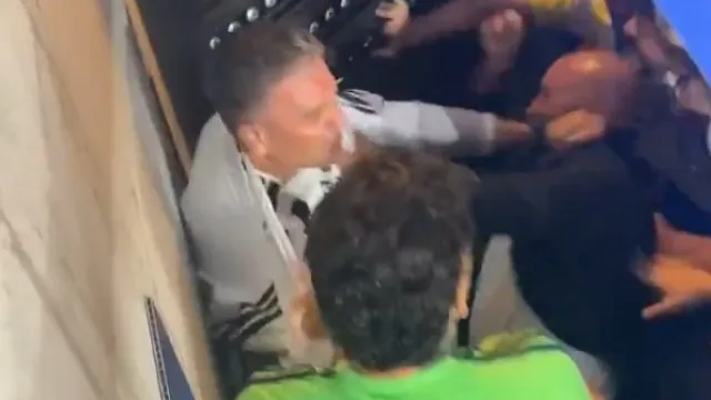 Guendouzi provocou adeptos e acabou tudo à pancada no Lyon-Fenerbahçe