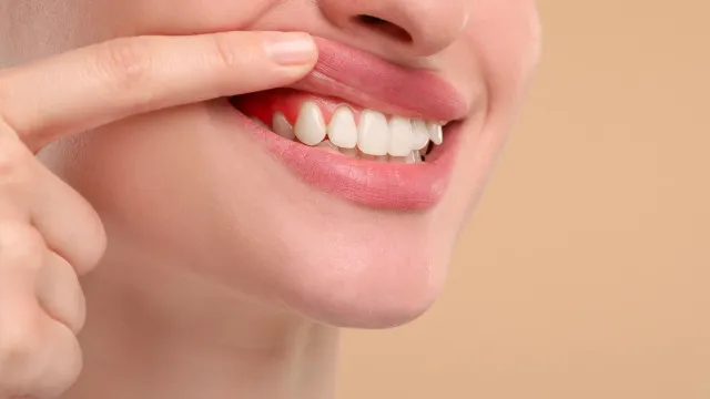
                    O hábito que pode estar a desgastar os seus dentes sem se aperceber 
                