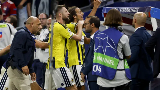 
                    Confirmado. Guendouzi vai falhar dois jogos no Fenerbahçe por castigo
                