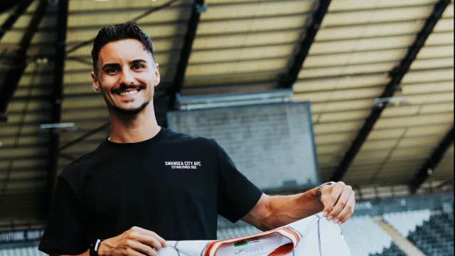 
                    Oficial: Eustáquio deixa FC Porto e junta-se ao Swansea de Vítor Matos
                