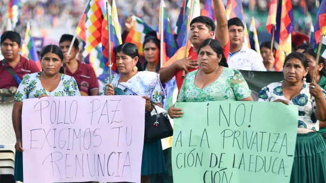 
                    Agricultores e polícia voltam aos confrontos na Bolívia após dois meses
                