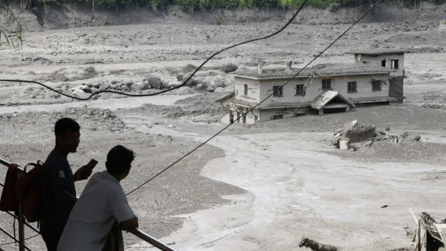 
                    Polícia do Nepal emite alerta de inundações após rutura de lago no Tibete
                