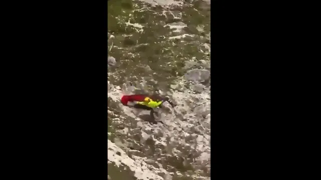 
                    Paramédica ferida após cair durante resgate nas Dolomitas. Há vídeo
                