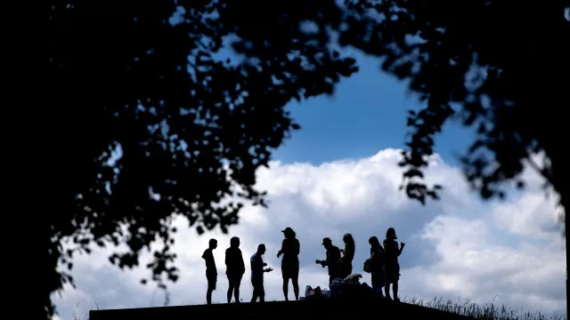 
                    Confiança dos consumidores cai e clima económico aumenta em agosto
                
