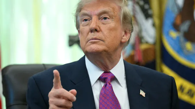 
                    Trump autointitula-se 