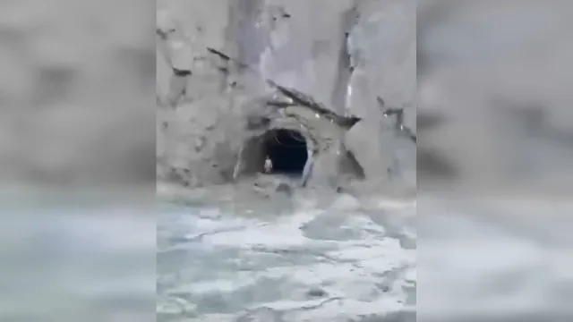 
                    Exército resgata sobreviventes presos num túnel após enxurrada no Nepal
                