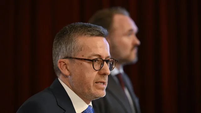 
                    Moedas alerta: República morre quando cidadãos 