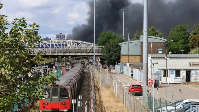 
                    Incêndio perto de Estádio de Wembley fecha estações de metro e comboios
                