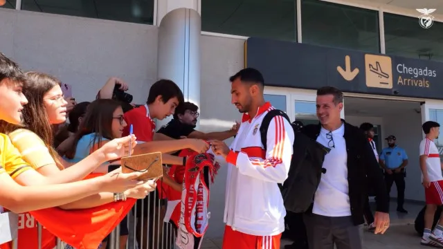 
                    Comitiva do Benfica recebida em grande euforia após vitória na Dinamarca 
                