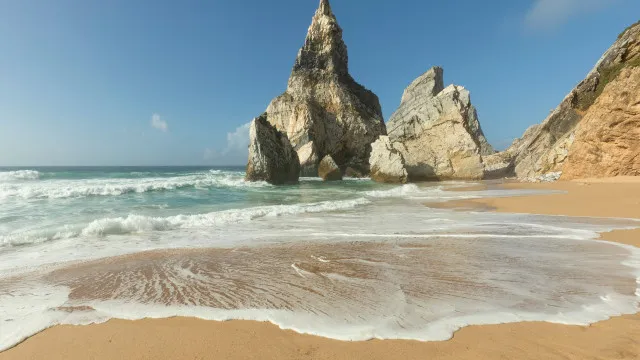 
                    Jovem de 26 anos desaparecido na praia da Ursa em Sintra
                