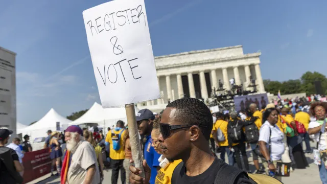 
                    Milhares manifestam-se em Washington em defesa do direito de voto
                
