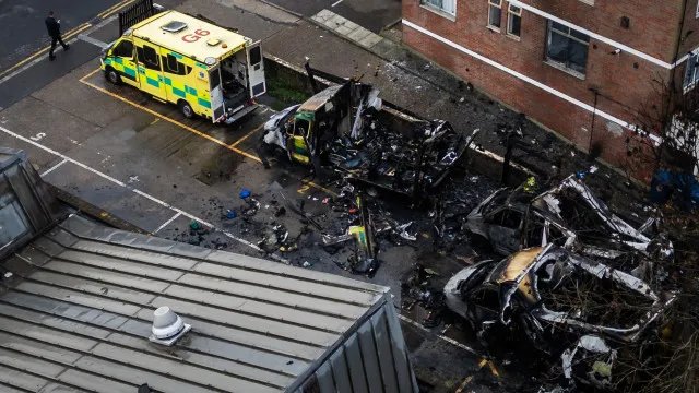 
                    Quatro jovens britânicos admitem incêndio de ambulâncias judaicas
                