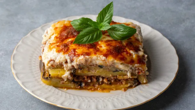 
                    Empadão ou lasanha grega? Receita tradicional de Moussaka 