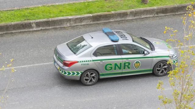 
                    GNR apreende 17 veículos ilegalmente alterados em concentração em Setúbal
                